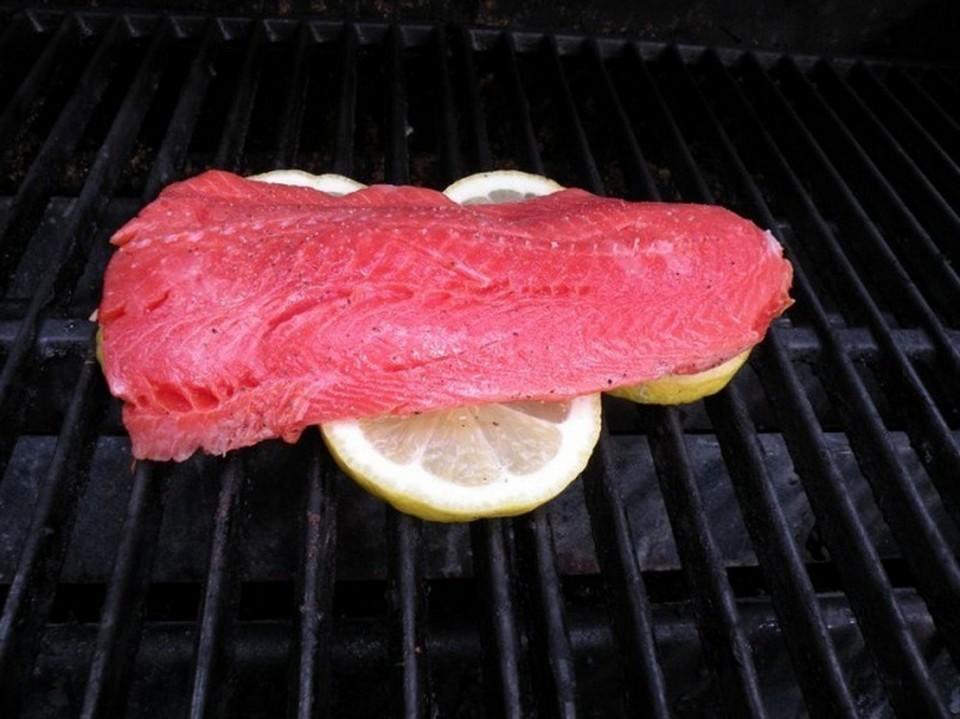 Lemon is an effective solution for grilling fish
