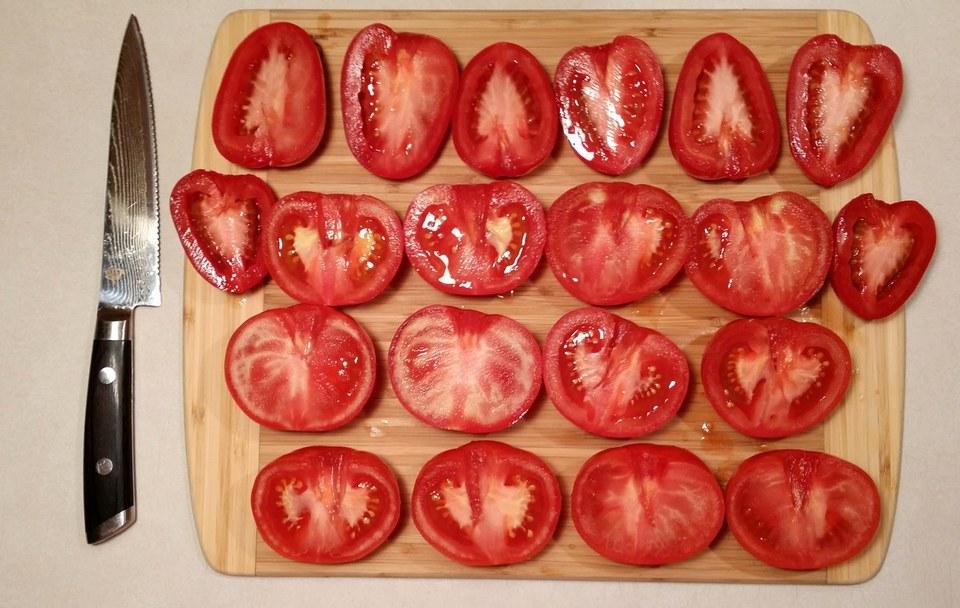 This tip helps us to have beautiful pieces of cherry tomatoes