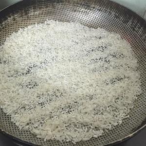 Roast rice in a pan