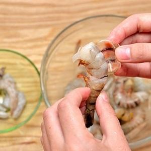 peel the shell of the shrimps