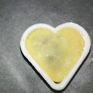 a heart-shaped mold shapes the cake