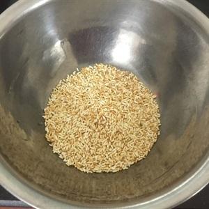 Take the already roasted rice into a pot