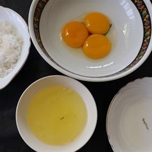 Beat chicken eggs carefully to separate the egg yolk and the egg white