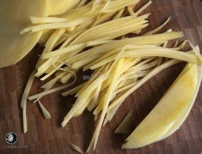cut mango into thin and long pieces