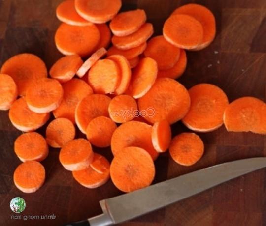 wash and cut carrots