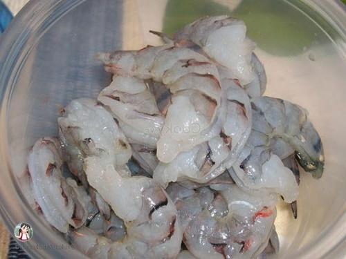 wash and peel shrimps