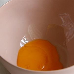Beat the 2 chicken eggs to take the egg yolks