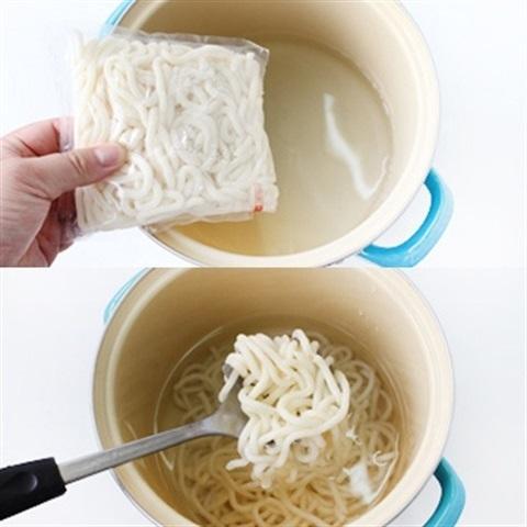 boil Udon noodles