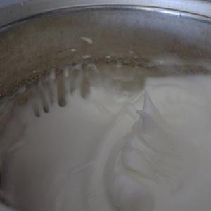 Stir the egg white well with remaining 20 grams of sugar powder
