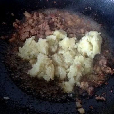 add ground potato into the pan