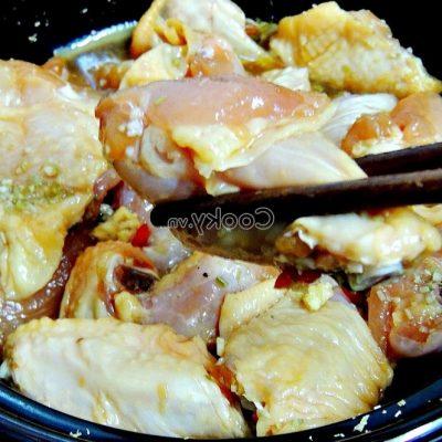 add chicken pieces into the pan and stir-fry
