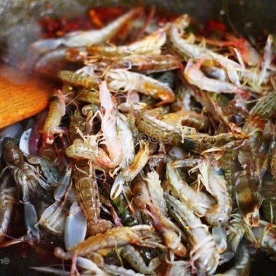 add shrimps to stir-fry