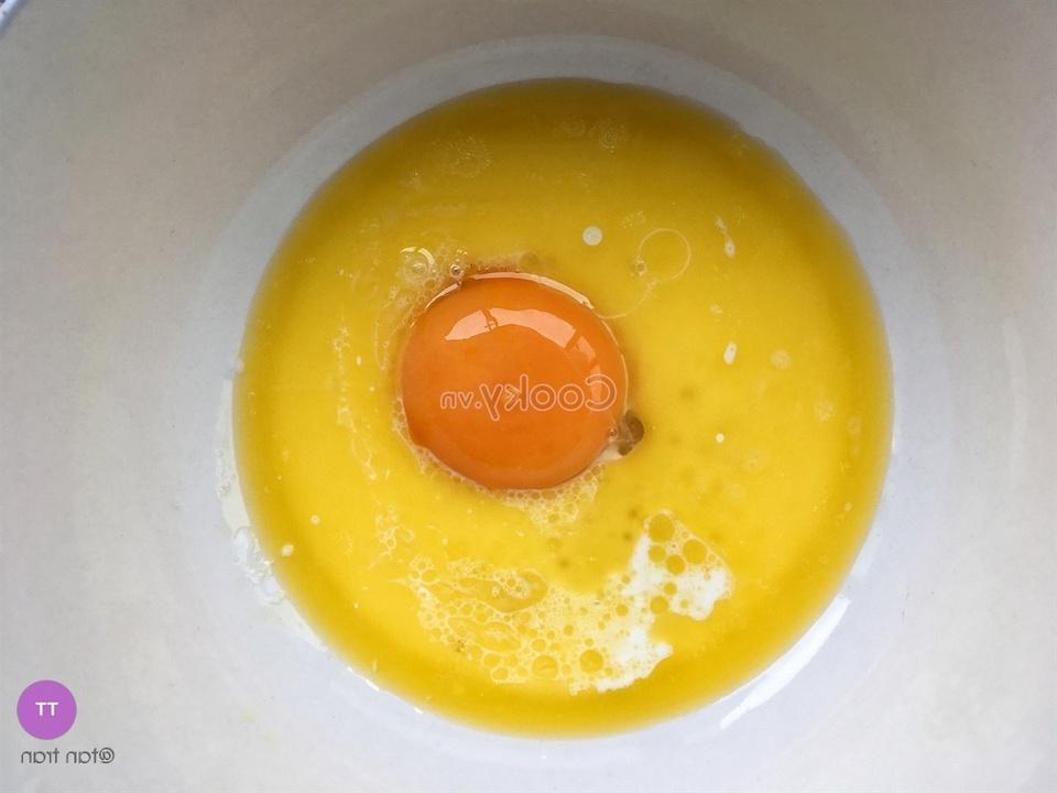 add chicken egg yolk and stir them