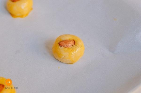 squeeze an almond onto the dough part