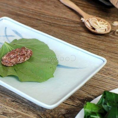 spread a betel leaf on the cutting board and add beef