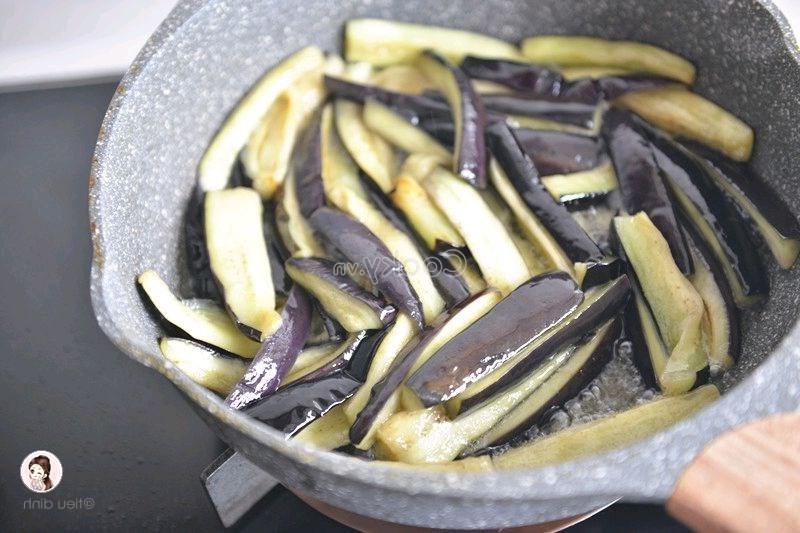 cut eggplants