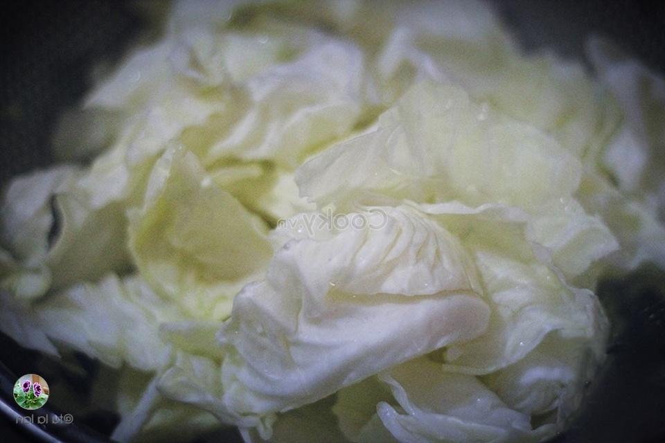 cut cabbage into small pieces