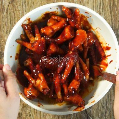 mix the sauce with the chicken feet