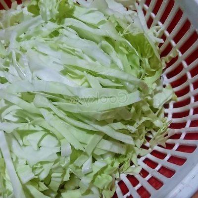 cut cabbage into thin and long pieces