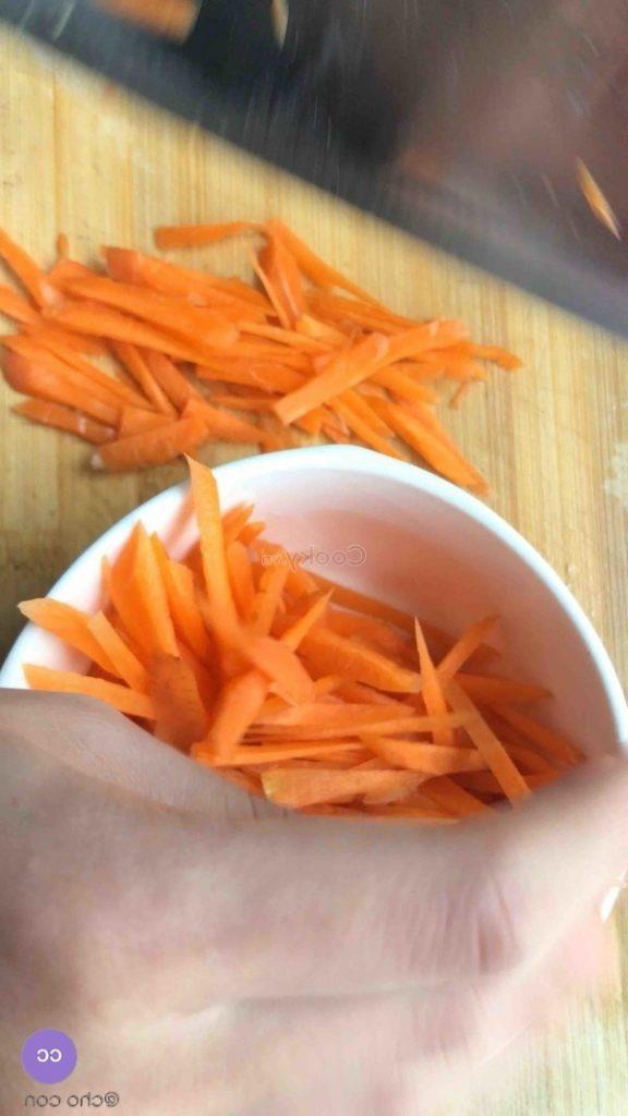 cut carrot into thin àn long pieces