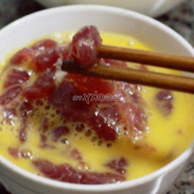 dip beef into the bowl of chicken egg