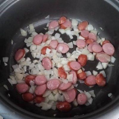 stir-fry garlic and sausage