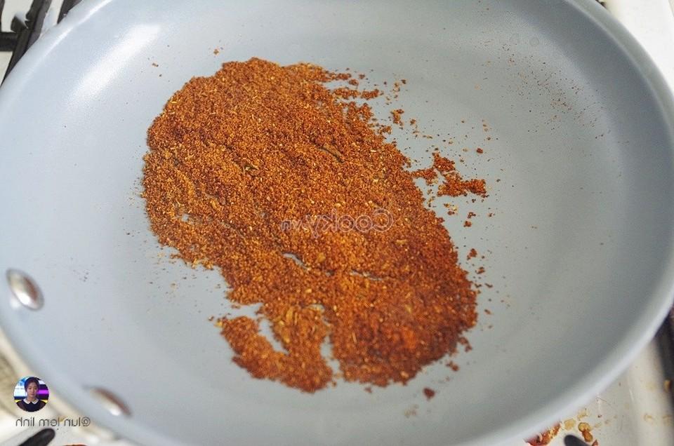 stir-fry tikka masala powder and paprika powder