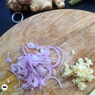 \chopp garlic and mince onion