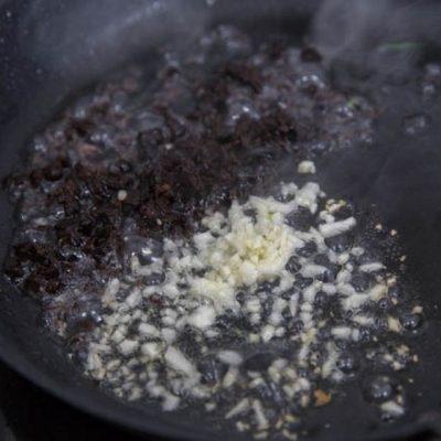 stir-fry chopped garlic