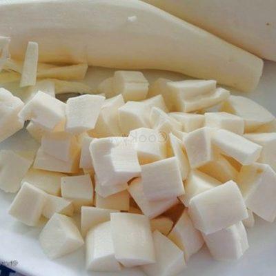 cut cassava into medium pieces