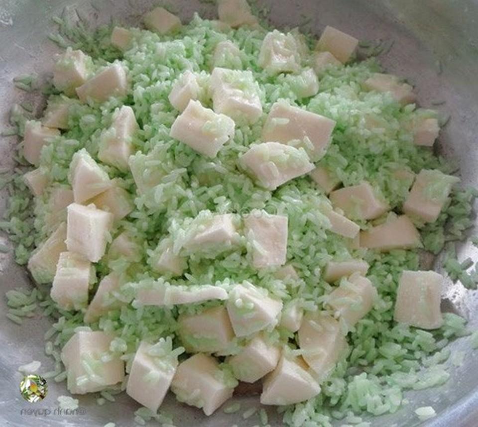 mix cassava and sticky rice well and then steam