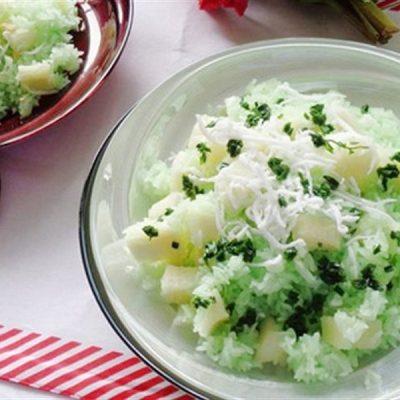Sticky rice steamed with pineapple leaves and cassava